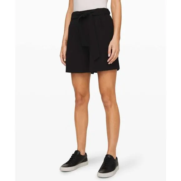 LULULEMON Noir Short 5.5” Womens 4 Black High Rise Pleated Elastic Tie Waist