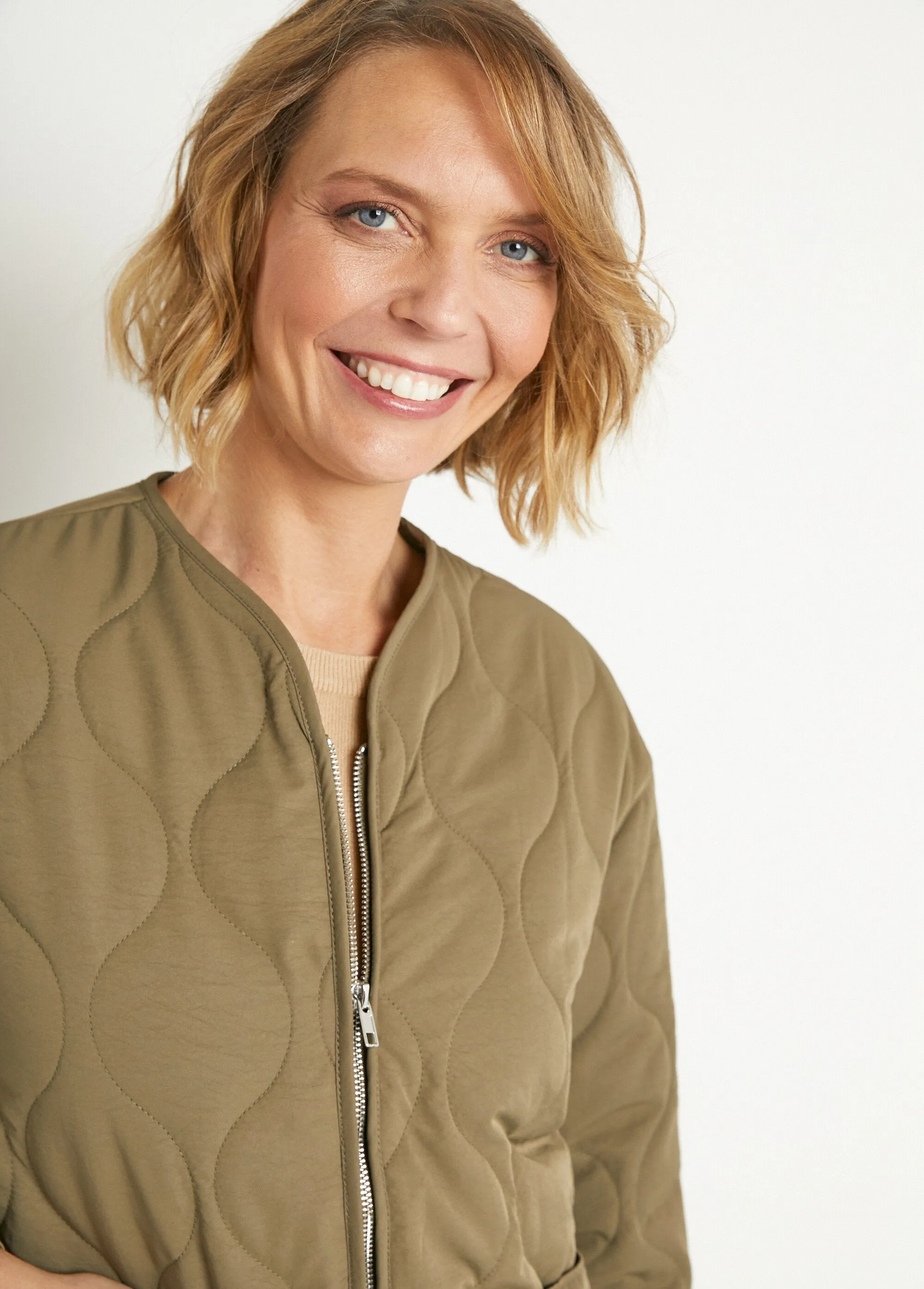Plain quilted jacket with zipper and topstitching